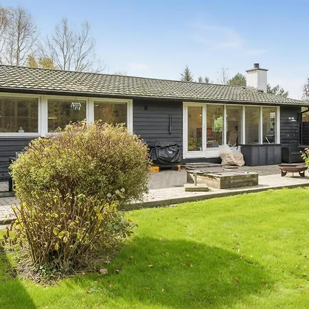 3 Bedroom Cozy In Feriehus Grenå